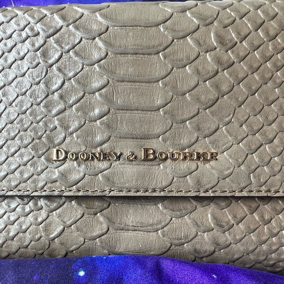 Dooney & Bourke stone python embossed clutch crossbody purse - Picture 1 of 10